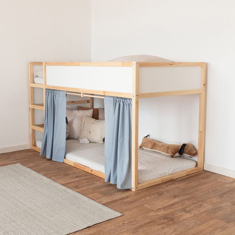 Blaugraues Vorhang-Paar an einem Ikea Hochbett mit Leiter