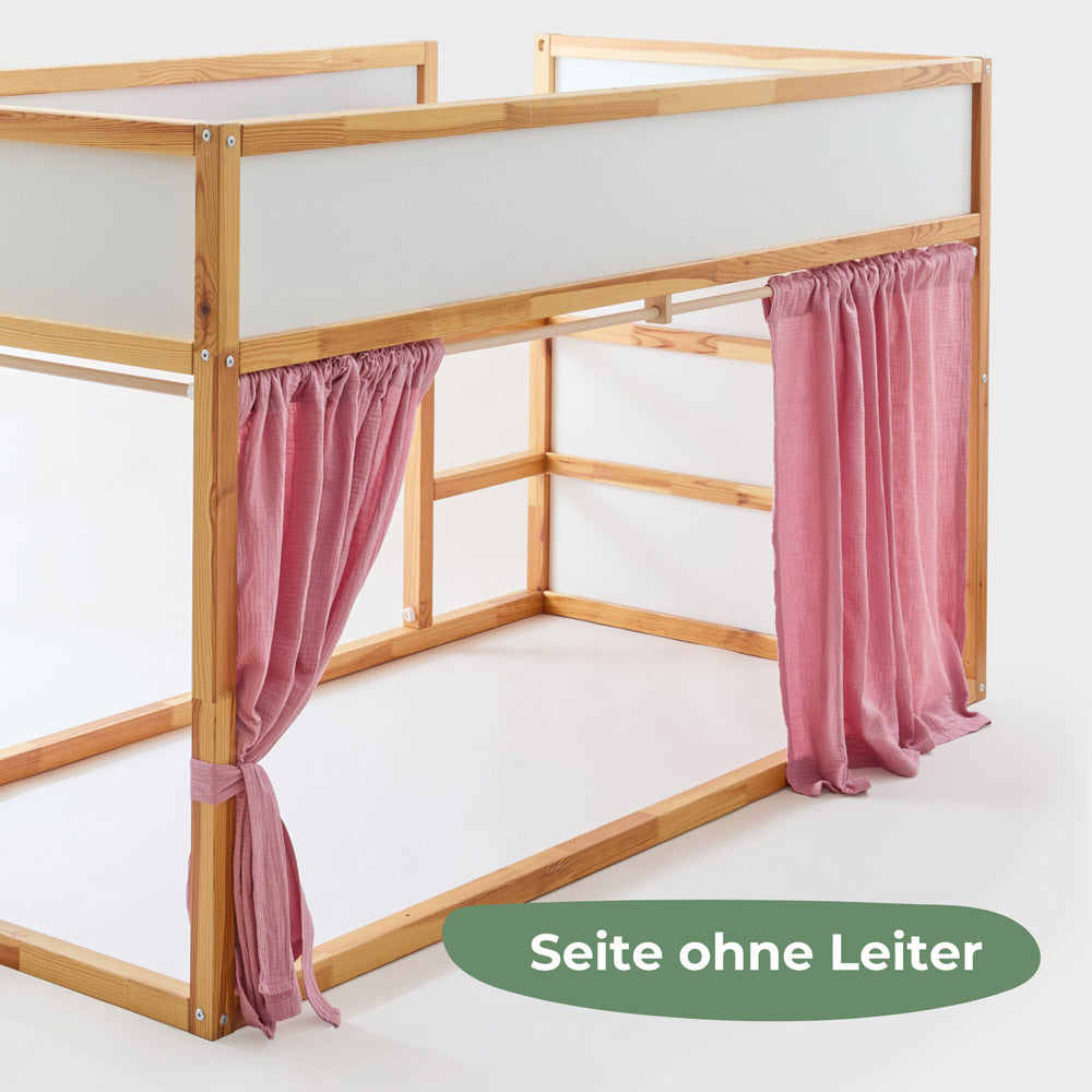 IKEA Kura Hochbett mit Vorhängen aus rosa Musselinstoff.