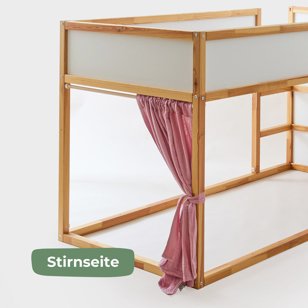 IKEA Kura Hochbett mit Bettvorhang aus rosa Musselin.