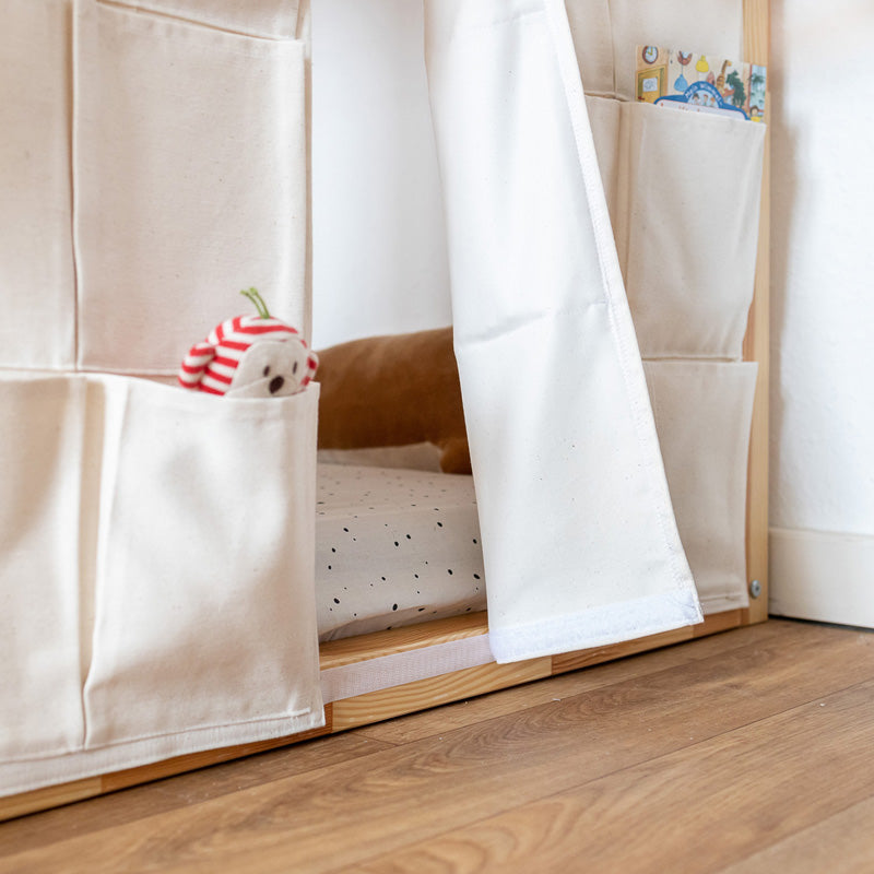 Detailansicht von einer Spielzeugaufbewahrung aus Stoff für das Ikea Kura Kinderbett