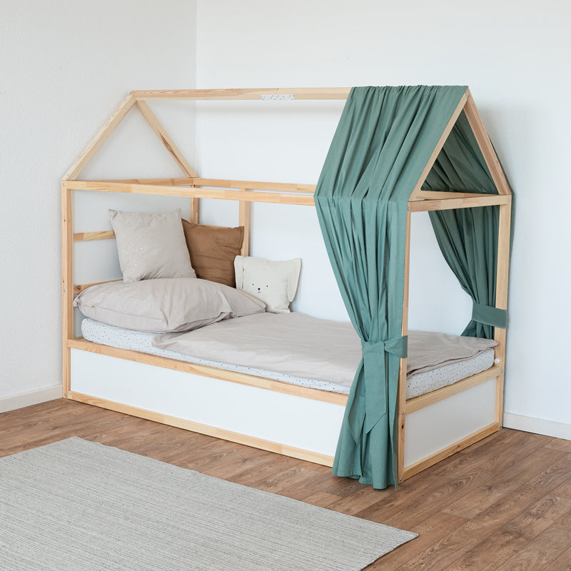 Grüner Überwurf auf einem Ikea Kinderbett mit Dach