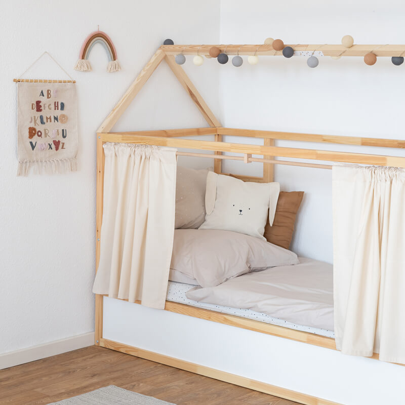 Kinderbett Kura mit beigen aufgezogenen Vorhängen