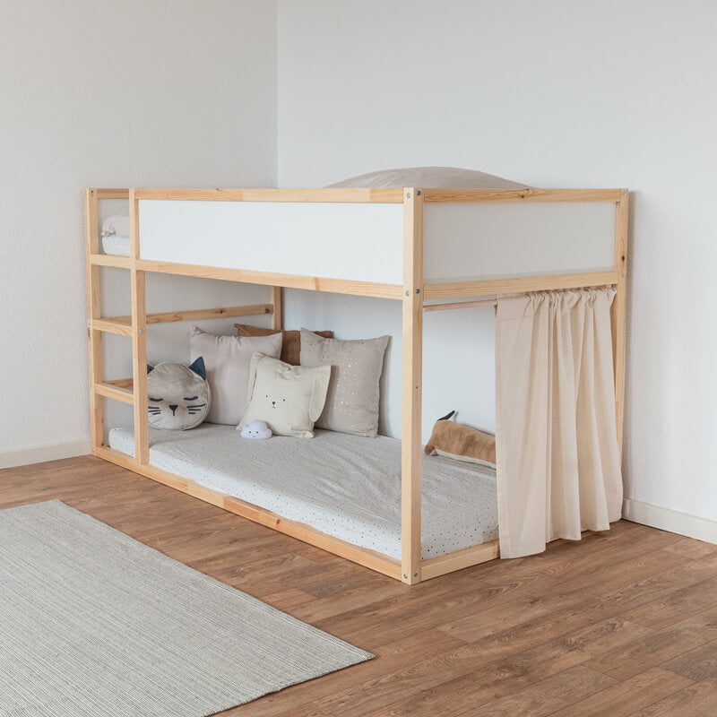 Hochbett aus Holz mit einem an der Stirnseite angebrachten beigen Vorhang aus Baumwolle