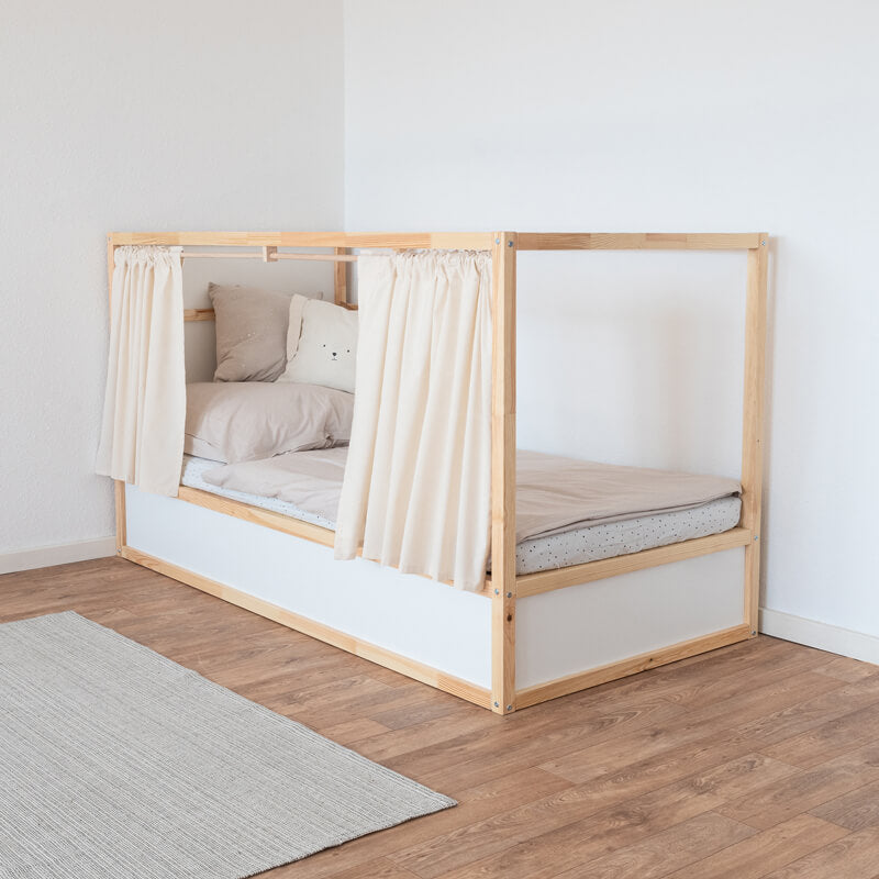 Kura Kinderbett als Flachbett mit Vorhängen zum Zuziehen