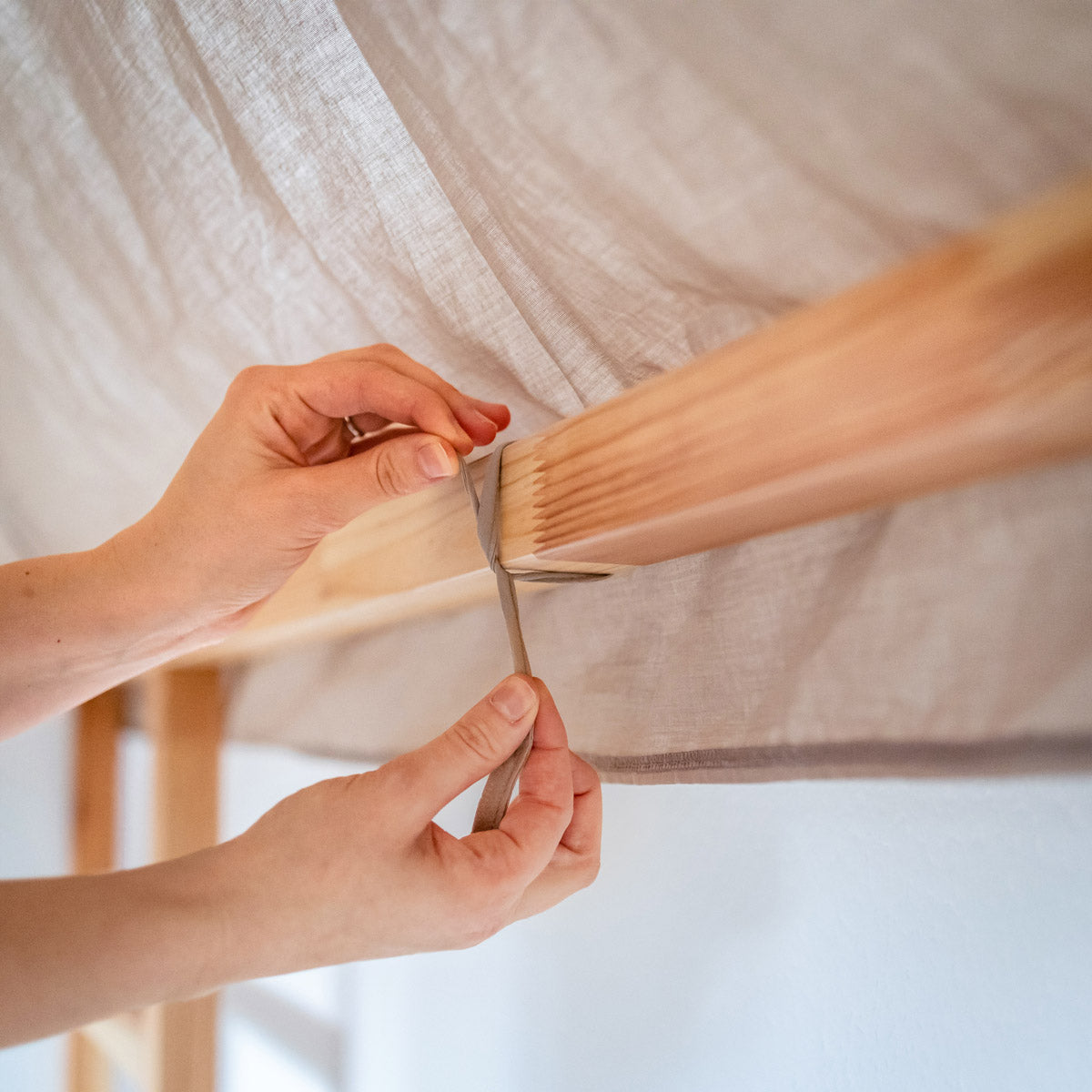 Befestigung des Betthimmels: extra Bänder, um Schlaufen um das Holzgerüst zu binden.