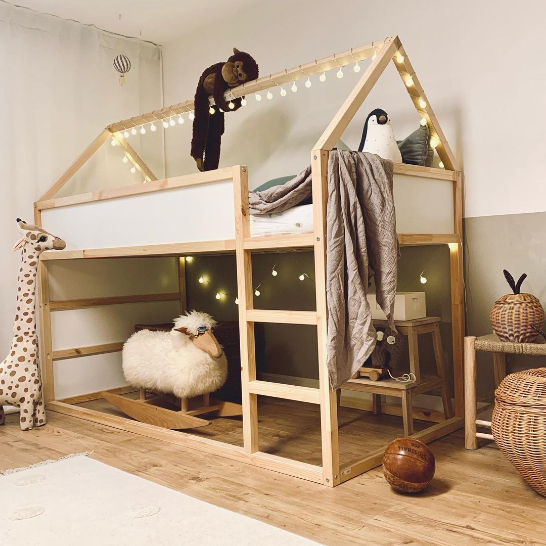 Ikea Kura Bett mit Dachgerüst und Lichterkette