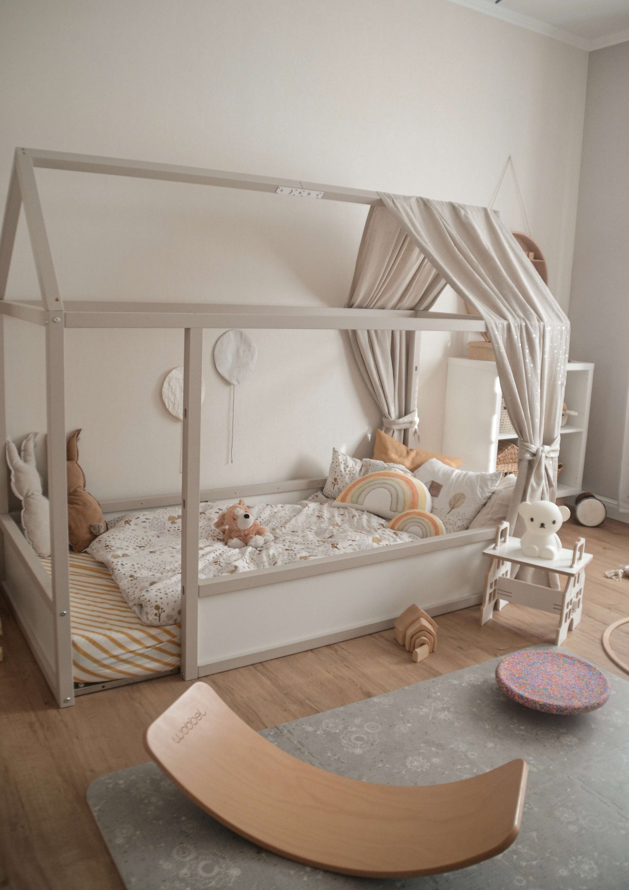 Ikea Kura Bett mit Dachgerüst und Baldachin aus Musselin-Stoff
