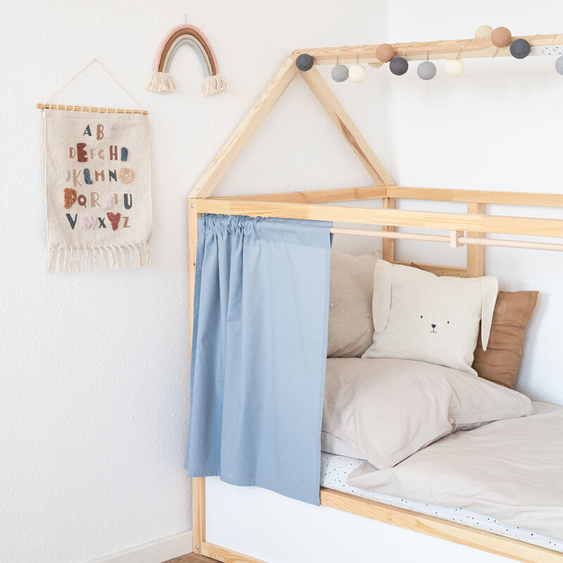 Ikea Kura Hausbett mit blauen Vorhängen