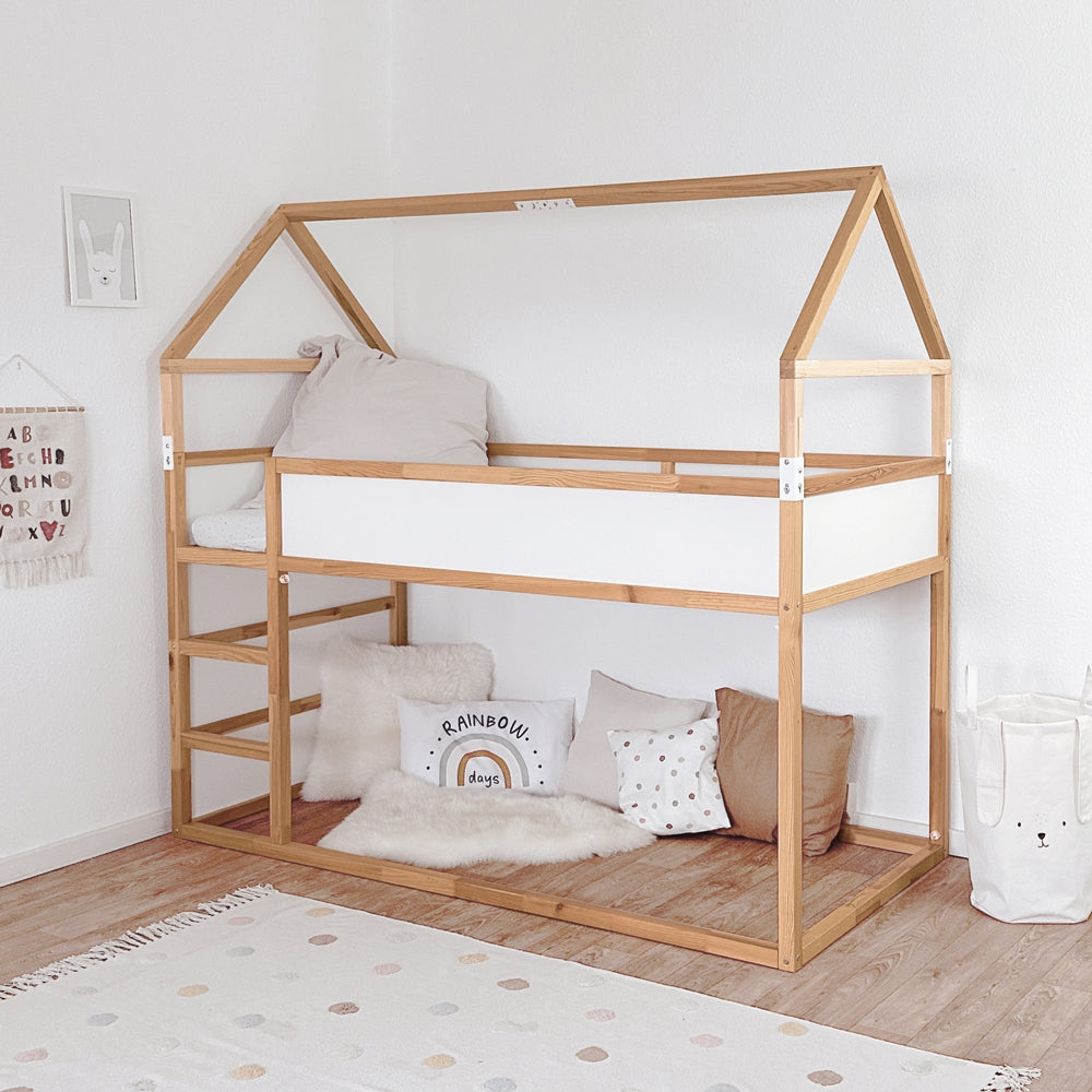IKEA Kura Hausbett mit Erhöhung und Dach in einem Kinderzimmer.