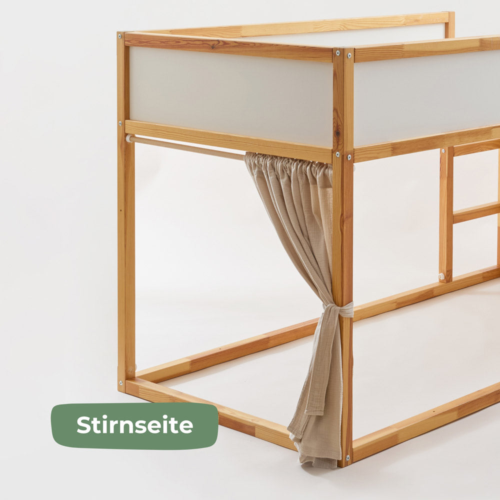 Kura Bett mit einem Vorhang aus beigem Musselin an der Stirnseite.