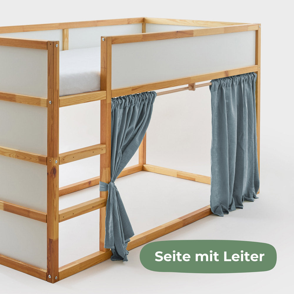Kura Bett von der Seite mit Leiter mit passenden Vorhängen aus blauem Musselin.