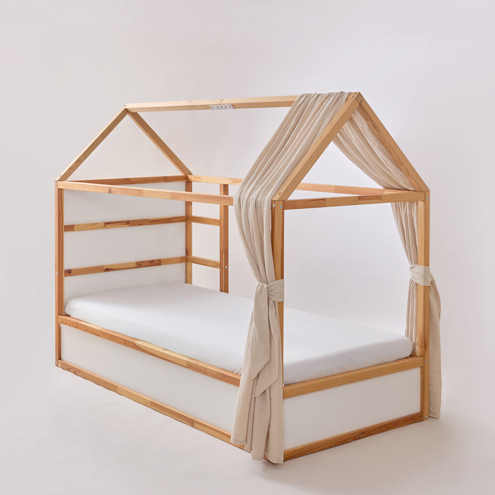 Kura Baldachin am Kura Hausbett von IKEA aus Musselin in Beige.