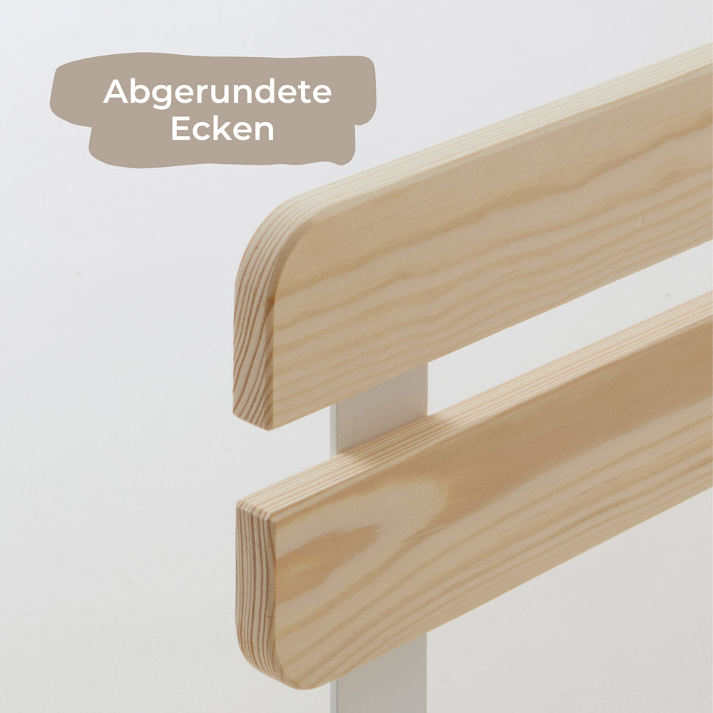Detailaufnahme des Rausfallschutzes für das IKEA KURA Kinderbett aus Holz, mit sichtbar abgerundeten Ecken