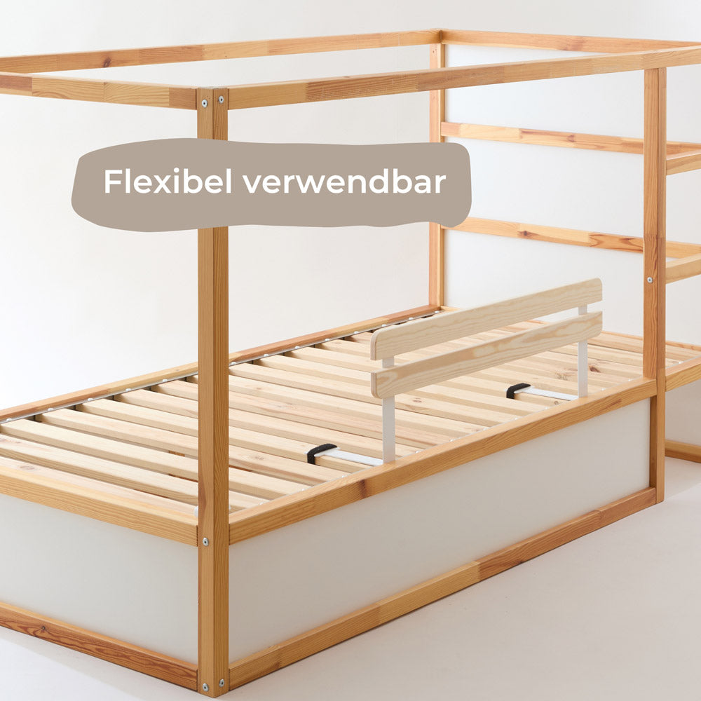 IKEA KURA Kinderbett aus hellem Holz ohne Matratze, mit sichtbarem Lattenrost und flexibel montierbarem Rausfallschutz.