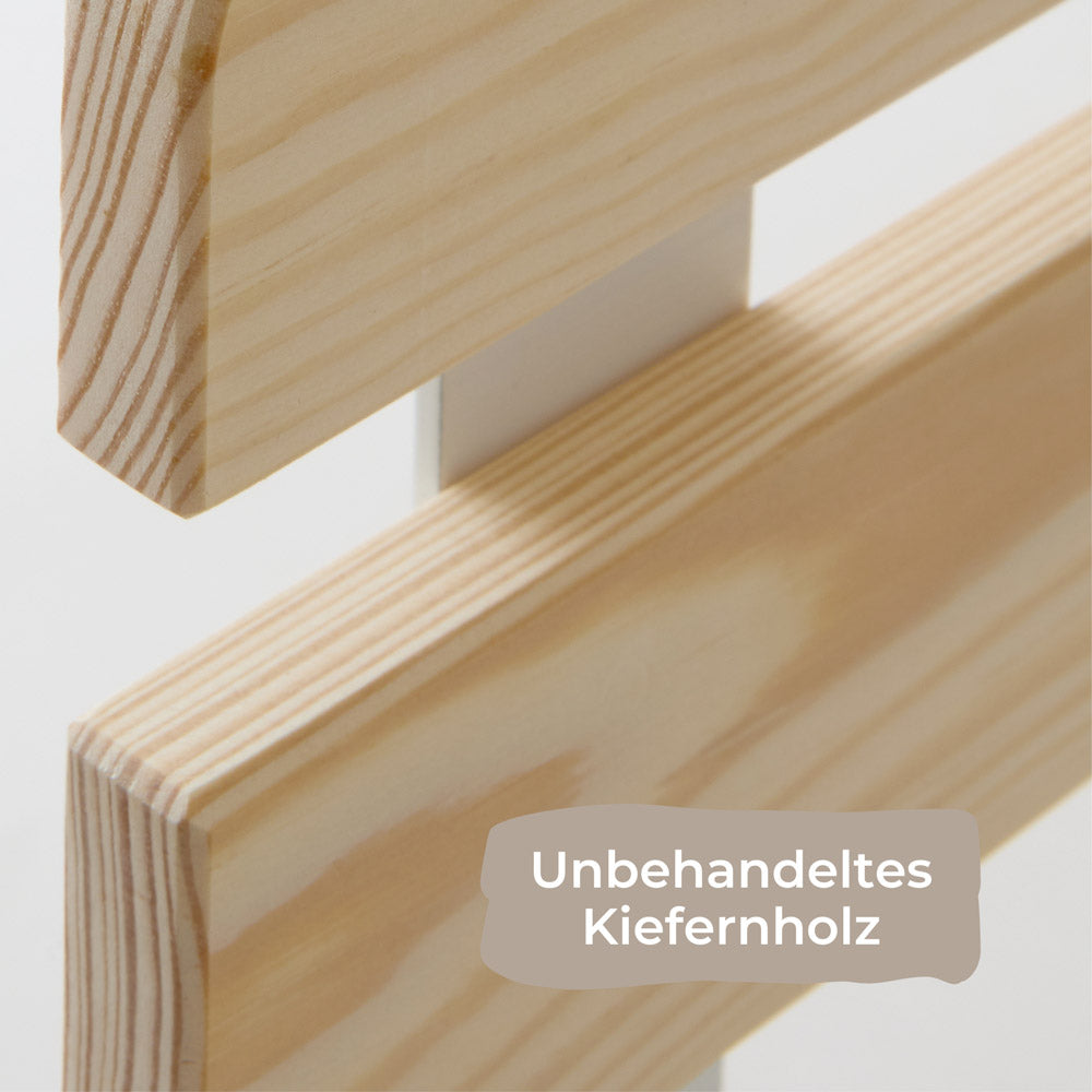 Detailaufnahme des Rausfallschutzes für das IKEA KURA Kinderbett aus unbehandeltem Kiefernholz, mit sichtbarer Holzmaserung und glatten, sauber verarbeiteten Kanten.