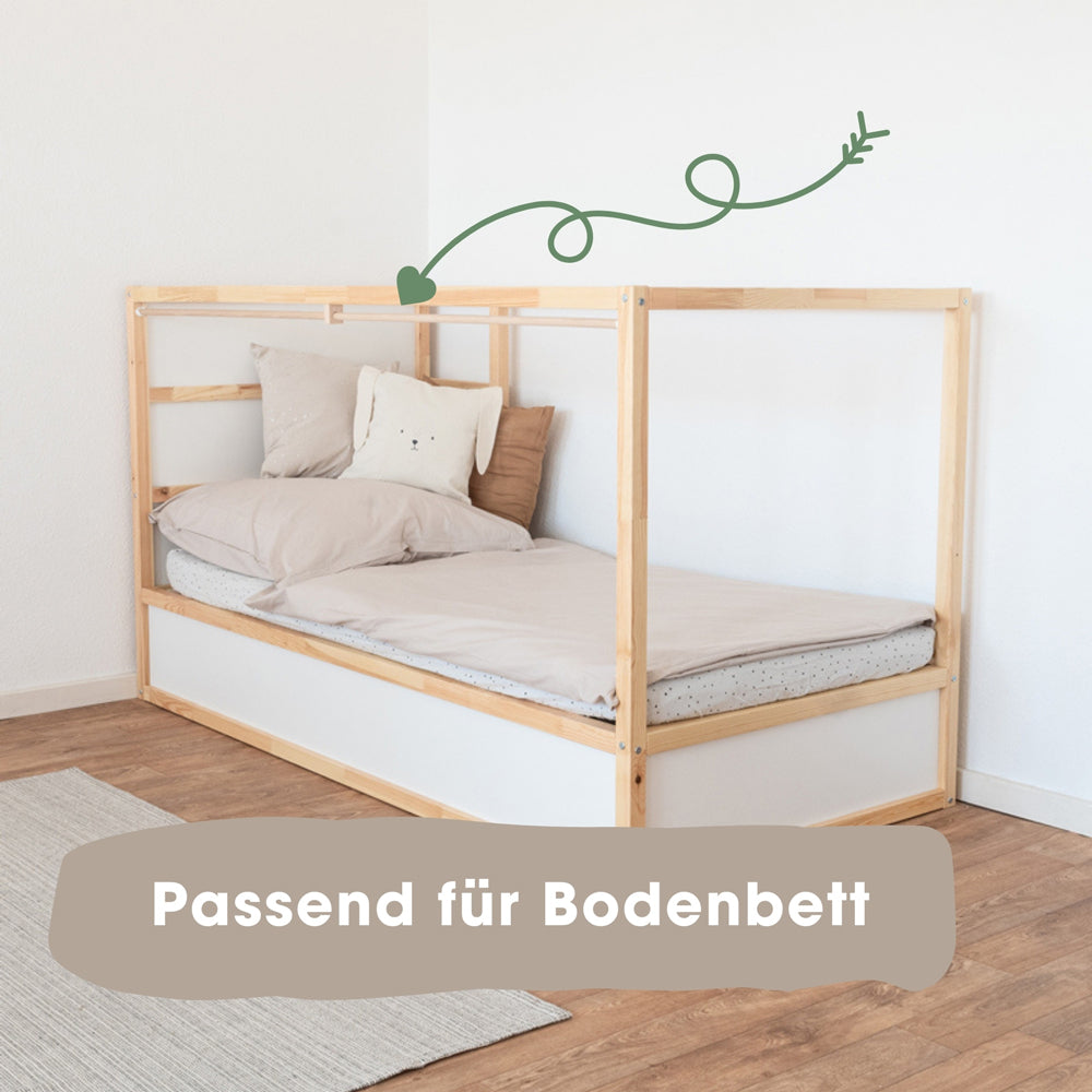 Kura Bett als Bodenbett mit Vorhangstange an der Seite ohne Leiter.