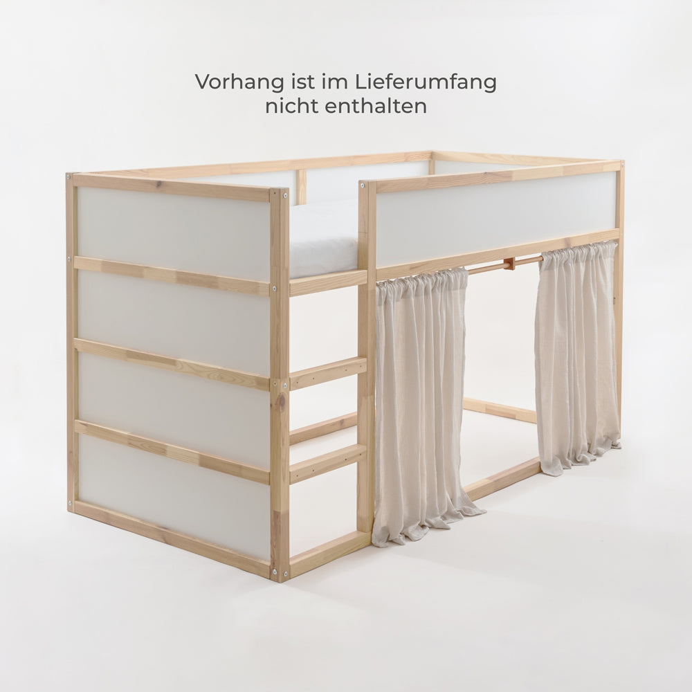 Kura Vorhangstange für die Seite mit Leiter und passenden Vorhängen.