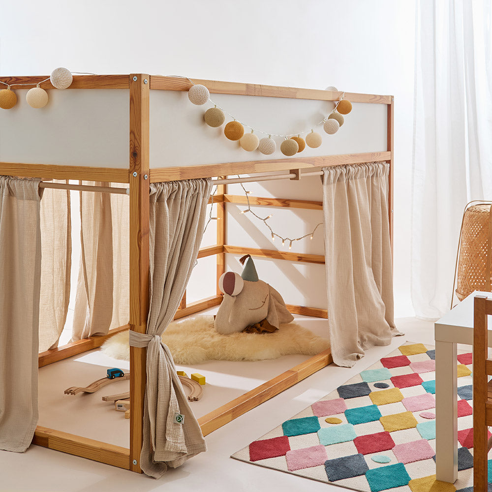 Kura Bett mit Vorhängen aus Musselin in Beige.