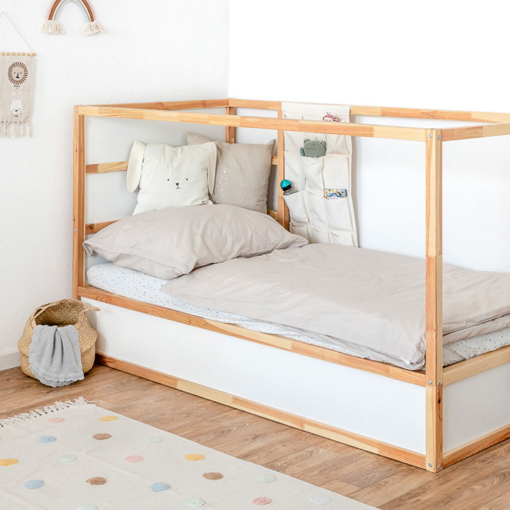 IKEA Kura Bett mit an der Rückseite angebrachter textiler Aufbewahrung mit 12 Taschen.