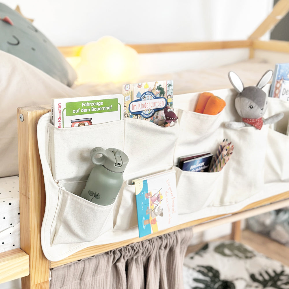 Textile Kura Aufbewahrung aus Baumwolle mit 9 Taschen am Hochbett.