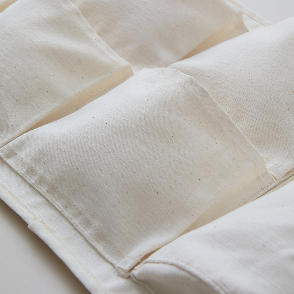 Detailaufnahme vom Baumwollstoff der Kura Aufbewahrung mit 9 Taschen.