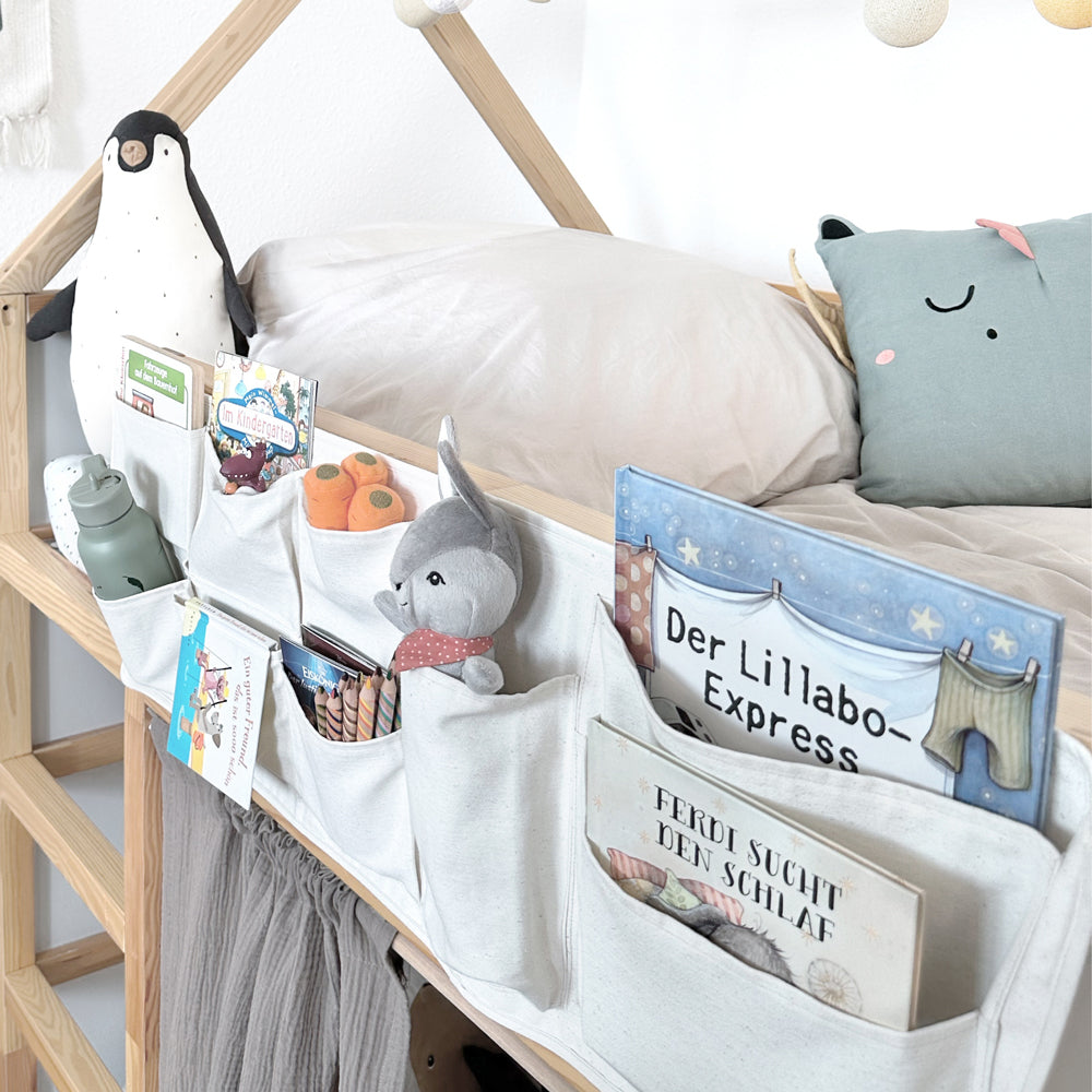 Textile Kura Aufbewahrung mit 9 Taschen am Kura Hochbett.