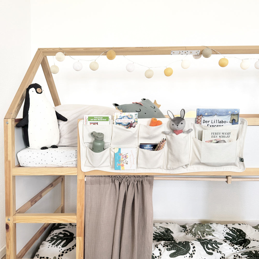 Kura Aufbewahrung aus Baumwolle mit 9 Taschen, die am Hochbett befestigt wurde.