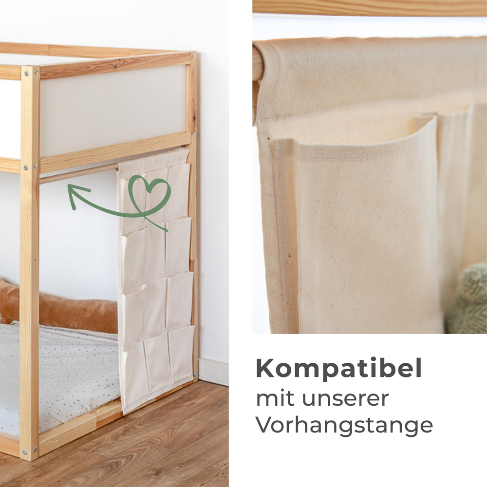 Kura Aufbewahrung mit 12 Taschen, die mit Kura Vorhangstange am Bett befestigt wurde.