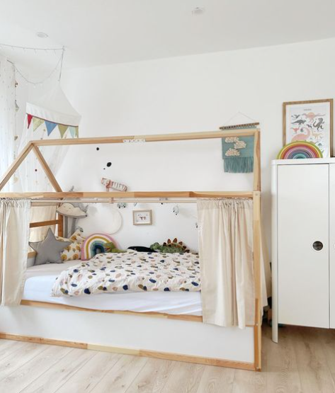 Ikea Kura Bett mit Dach und Vorhängen im Kinderzimmer
