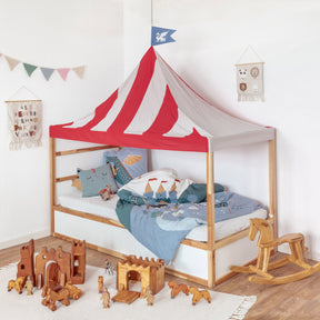Kinderzimmer mit Ikea Kura Kinderbett mit Ritter Betthimmel Set in Rotweiss mit Flagge