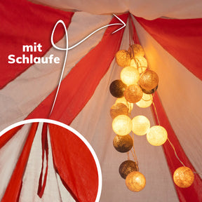 Innenansicht des Ritter Betthimmel Sets in Rotweiss mit Schlaufe und angehangener LED Lichterkette