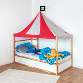 Piraten Betthimmelset mit piratenflagge auf Ikea Kura Kinderbett