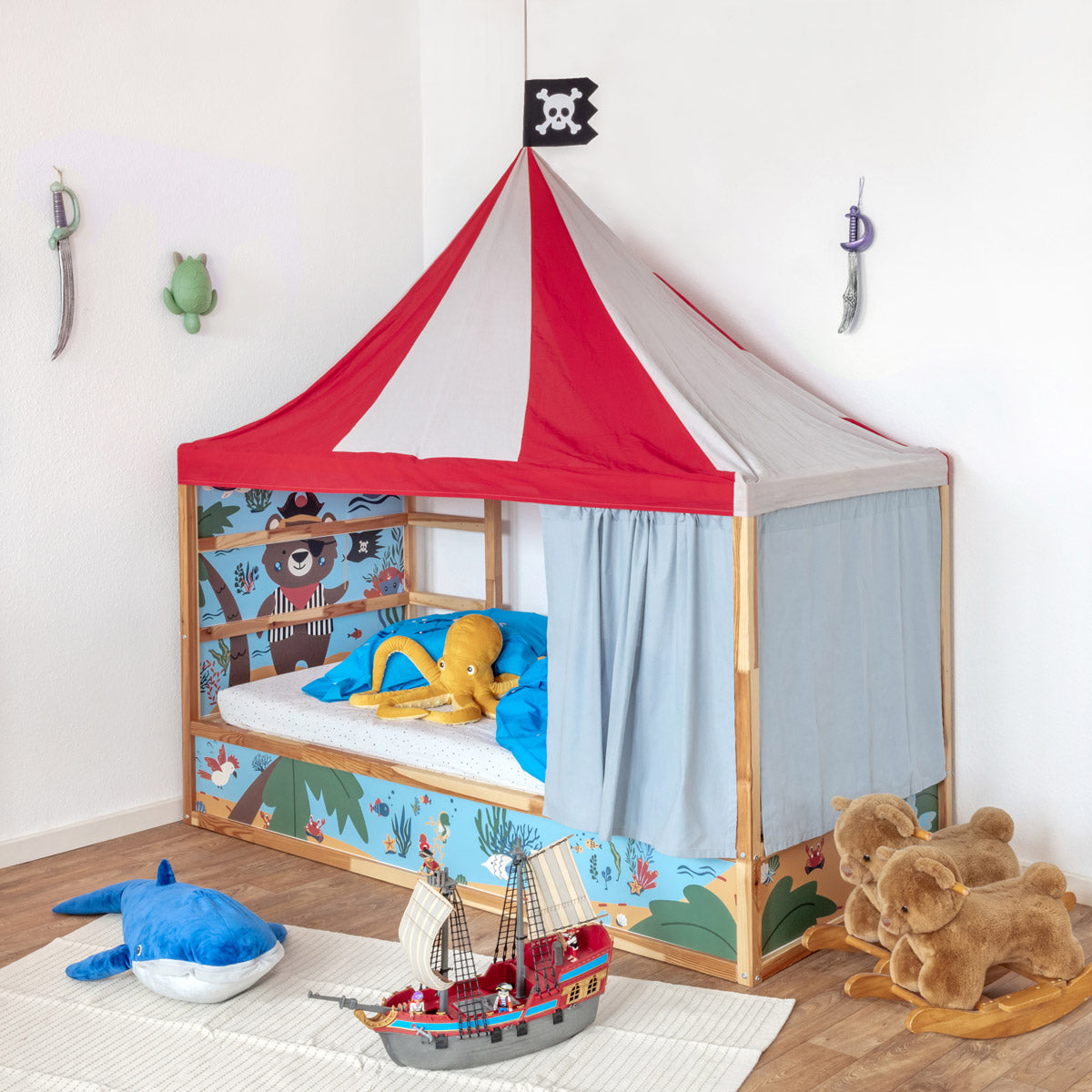 Kinderzimmer mit Ikea Kura Kinderbett und Pirat Betthimmel Set mit Piratenflagge und Pirat Sticker Set