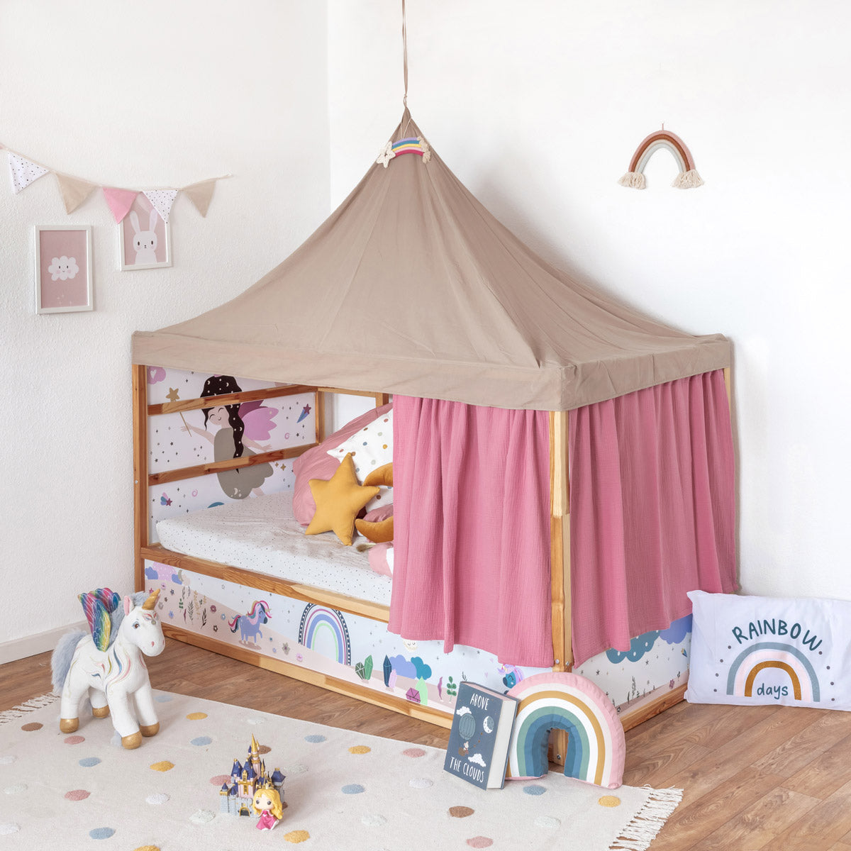 Kinderzimmer mit Prinzessin Betthimmel Set inklusive Makramee Stern und rosa Bettvorhängen für das Ikea Kura Kinderbett