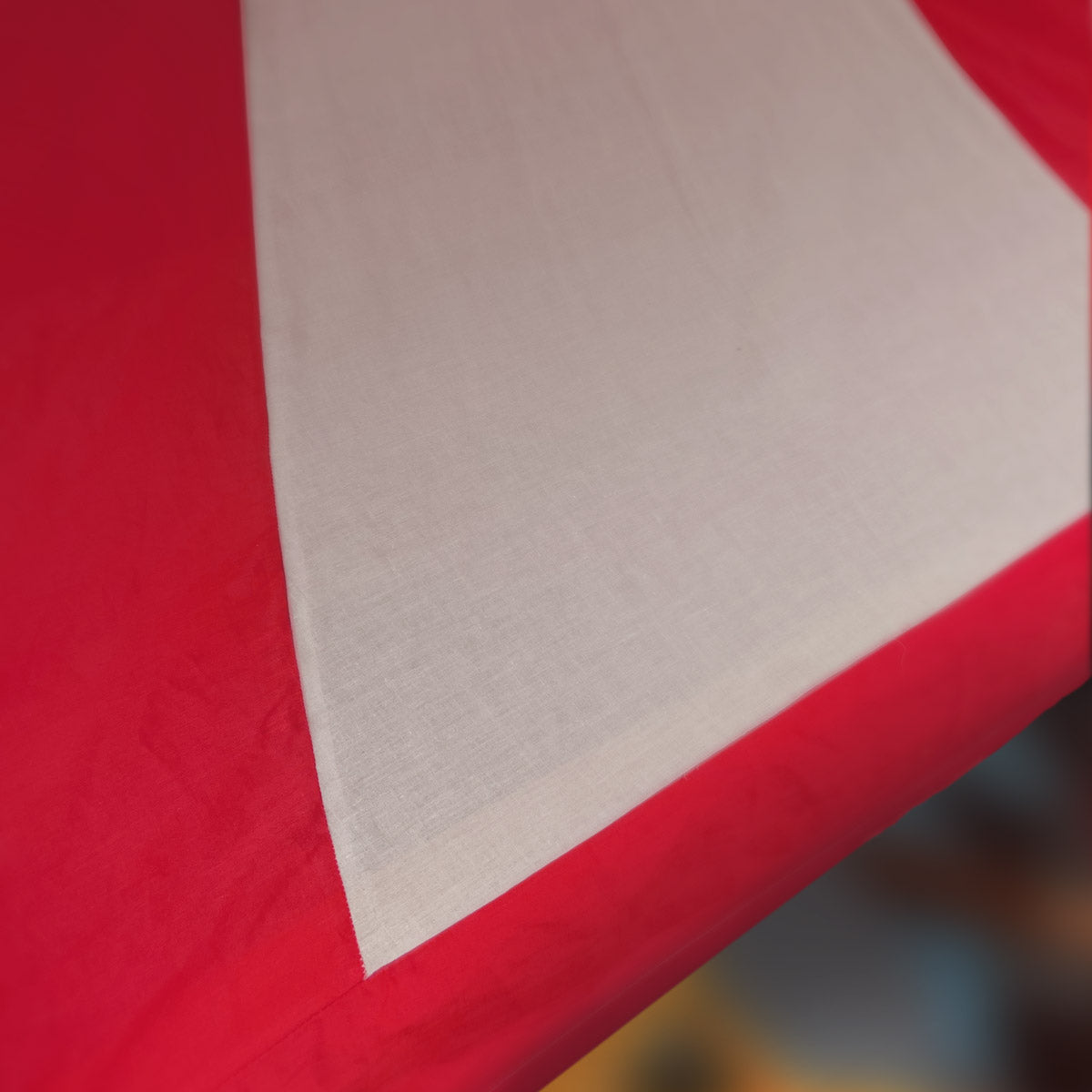 Detailansicht rot weoßer Stoff des Piraten Bethimmel Sets für Ikea Kura Kinderbett