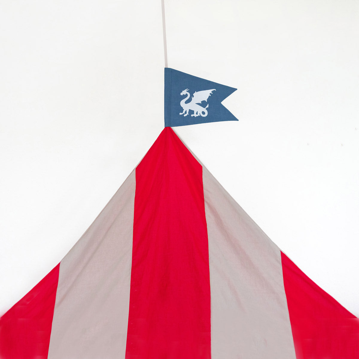 Detailansicht Spitze des Ritter Betthimmel Sets in Rotweiss mit Flagge für das Ikea Kura Kinderbett
