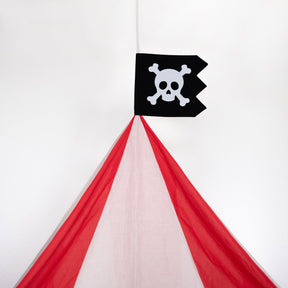 Detailansicht Spitze des Piraten Betthimmel Sets mit Piratenflagge für Ikea Kura Kinderbett