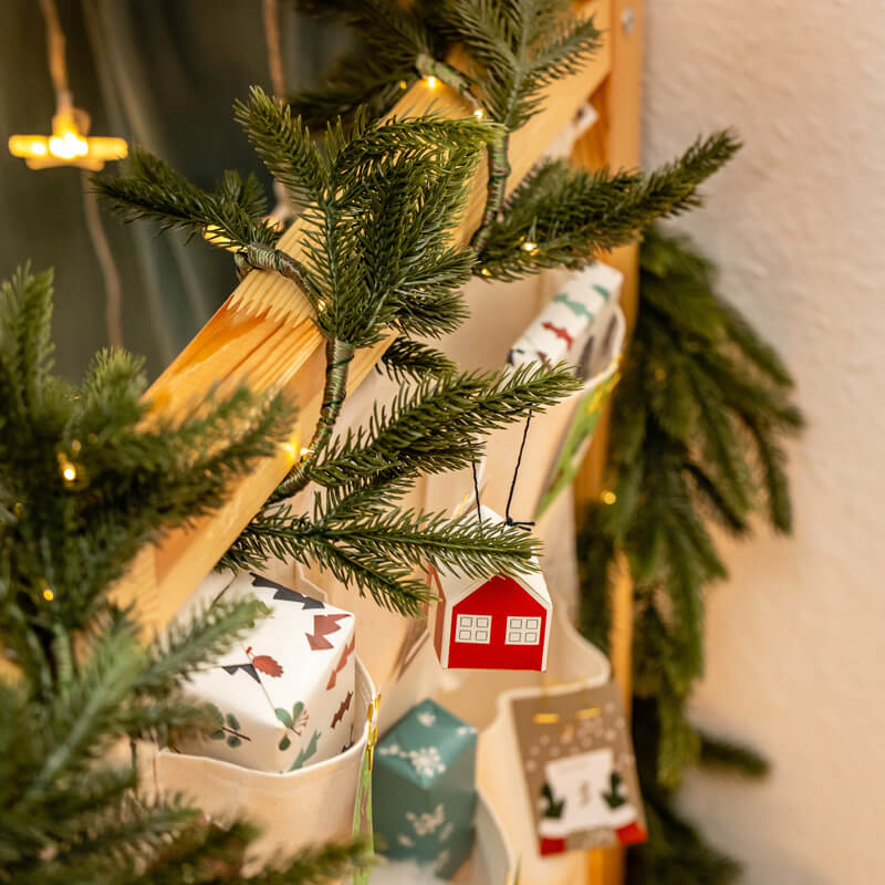 Detailaufnahme eines Adventskalender, der weihnachtlich dekoriert wurde.