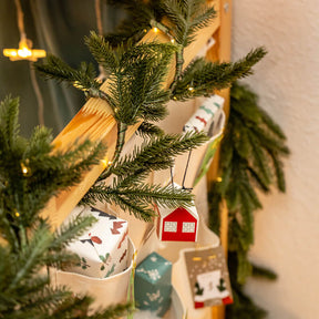 Detailaufnahme eines Adventskalender, der weihnachtlich dekoriert wurde.