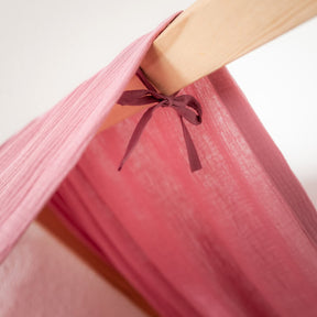 Detail Anbringung rosa Baldachin für Ikea Kura Kinderbett mit Dach