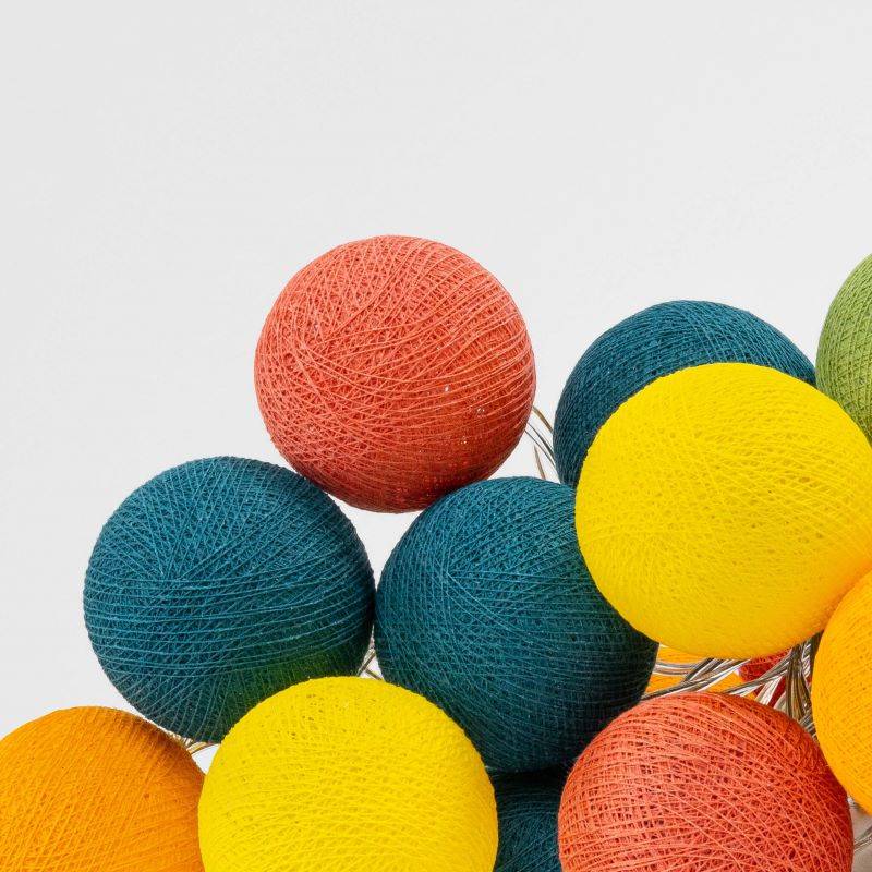 Vergrößerter Ausschnitt einer aus mehreren Farben bestehender Cotton Ball Lichterkette