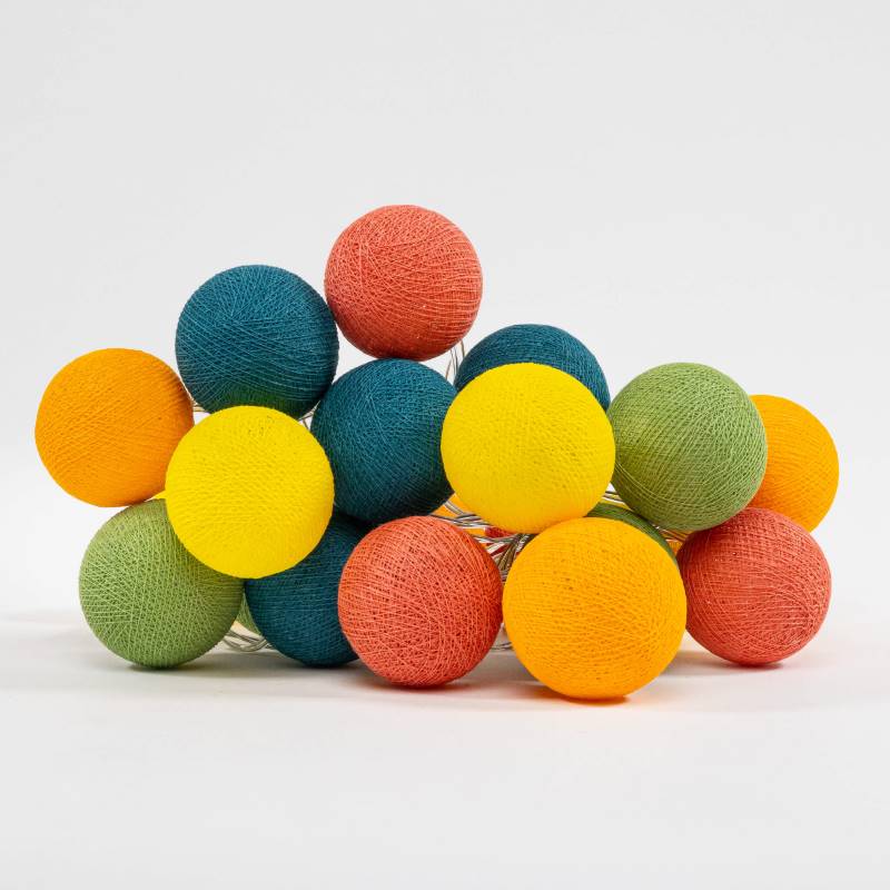 Bunte Lichterkette aus Cotton Balls der Farben orange, gelb, rot, blau und grün