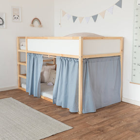Komblett mit blaugrauen Vorhängen ausgestattetes Kura Kinderbett von Ikea - Vorhang an der Leiterseite ist aufgezogen