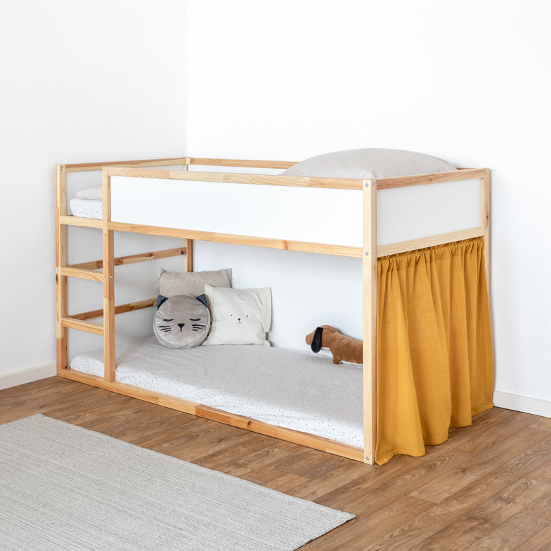 senfgelbe Bettvorhänge aus Musselinstoff mit Vorhangstange aus Holz für das Ikea Kura Kinderbett