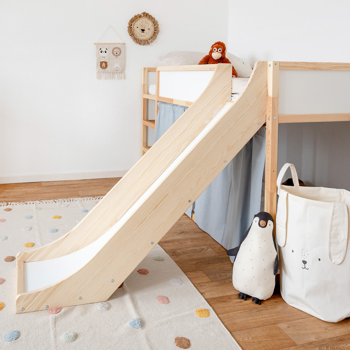 Kura Bett von Ikea im Kinderzimmer mit passender Rutsche aus Holz