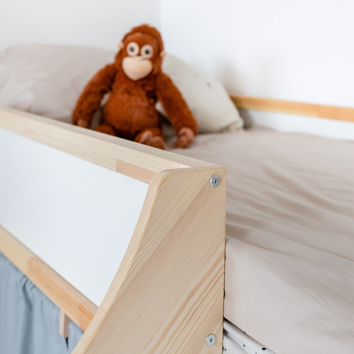 Ikea Kura Kinderbett mit Rutsche und kindlicher Dekoration im Kinderzimmer