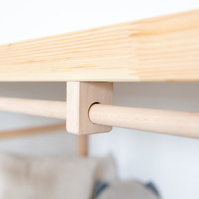 Detailansicht Anbringung für Vorhangstange aus Holz für Ikea Kura Kinderbett