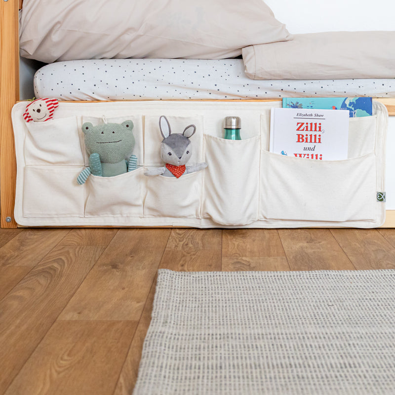 Betttasche mit 9 Fächern gefüllt mit Spielsachen für das Ikea Kura Kinderbett