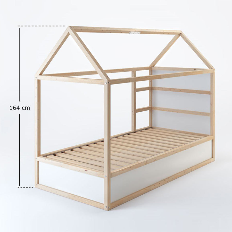 Ein Kura Kinderbett hat inklusive eines Dachs eine Gesamthöhe von 164 cm