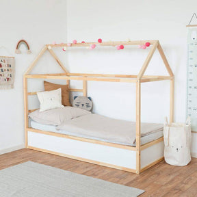 Ikea Kura Kinderbett als Hausbett mit Dach und passender Lichterkette aus Cotton Balls